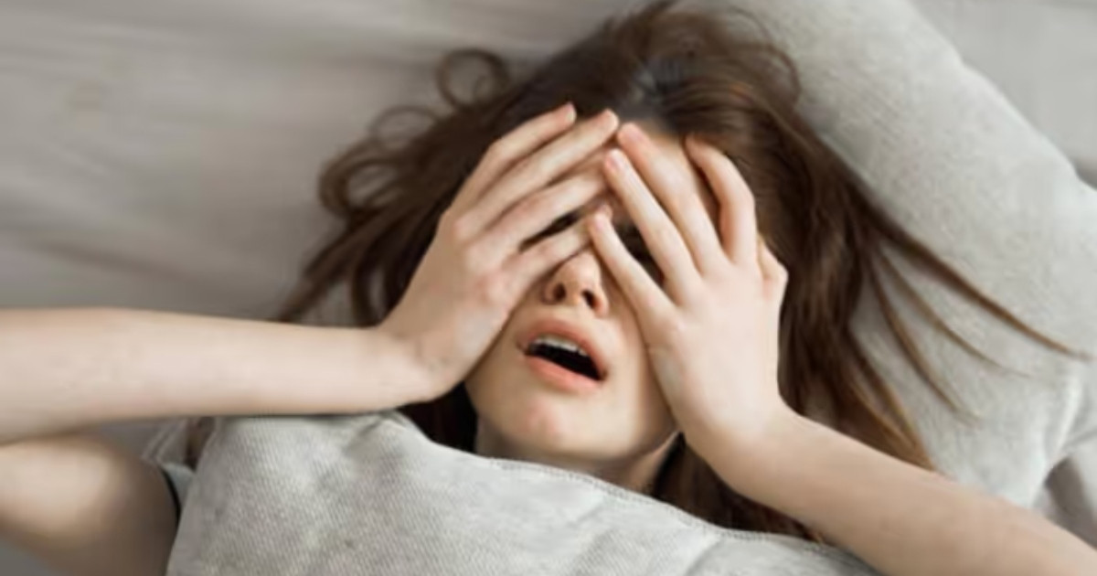 ঘুমের মধ্যে হঠাৎ শরীর ঝাঁকুনি, কেন হয় এমন?