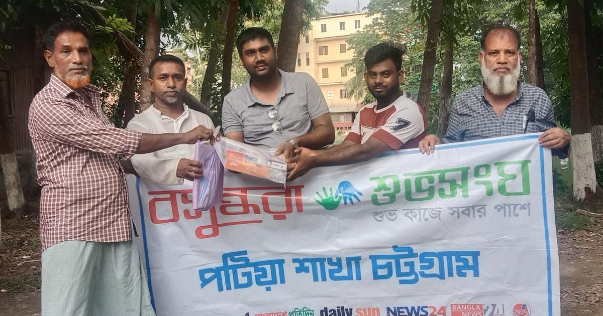 বাবার হাতে সানজিদার জন্য বই উপহার