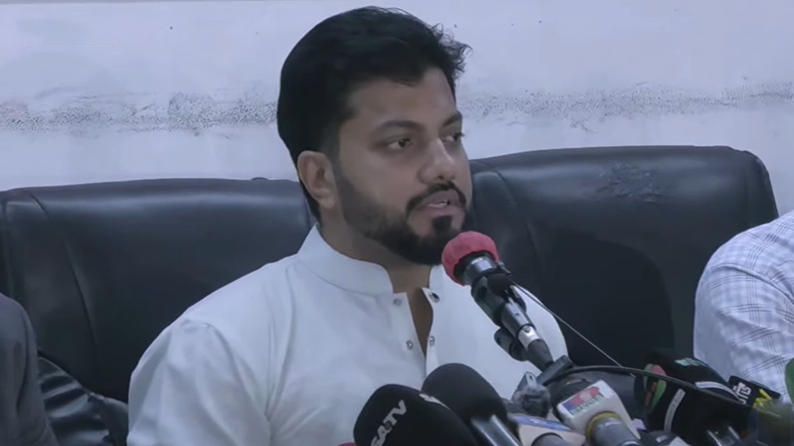 জরুরি সংবাদ সম্মেলনে কথা বলছেন ইশরাক হোসেন