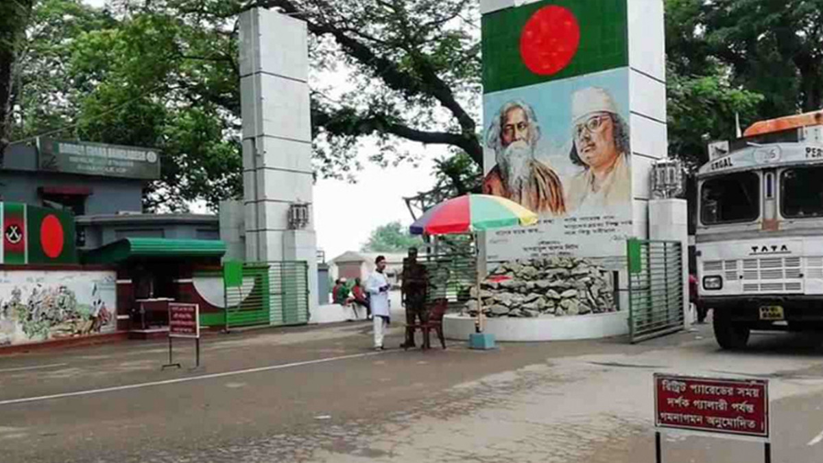 বাংলাদেশ থেকে স্থলবন্দর দিয়ে পোশাক আমদানি বন্ধ ভারতের