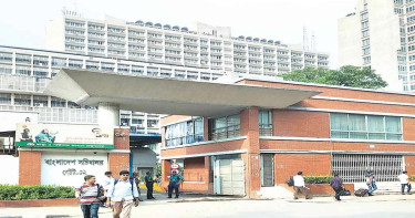 আজ ছুটির দিনেও চলছে সরকারি অফিস-ব্যাংক