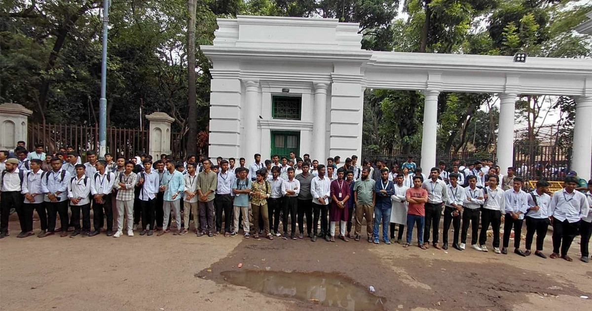 হাইকোর্টের সামনে পলিটেকনিক শিক্ষার্থীদের অবস্থান