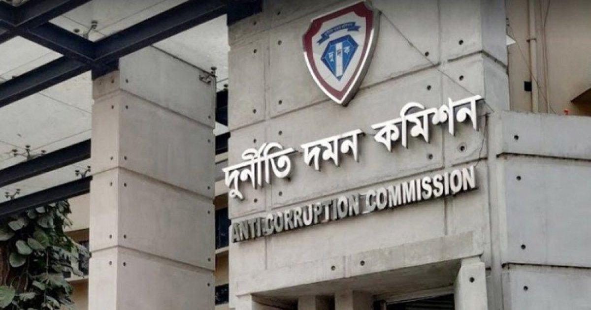 দুদকের সাবেক চেয়ারম্যানসহ ৪ জনের বিরুদ্ধে মামলার আবেদন