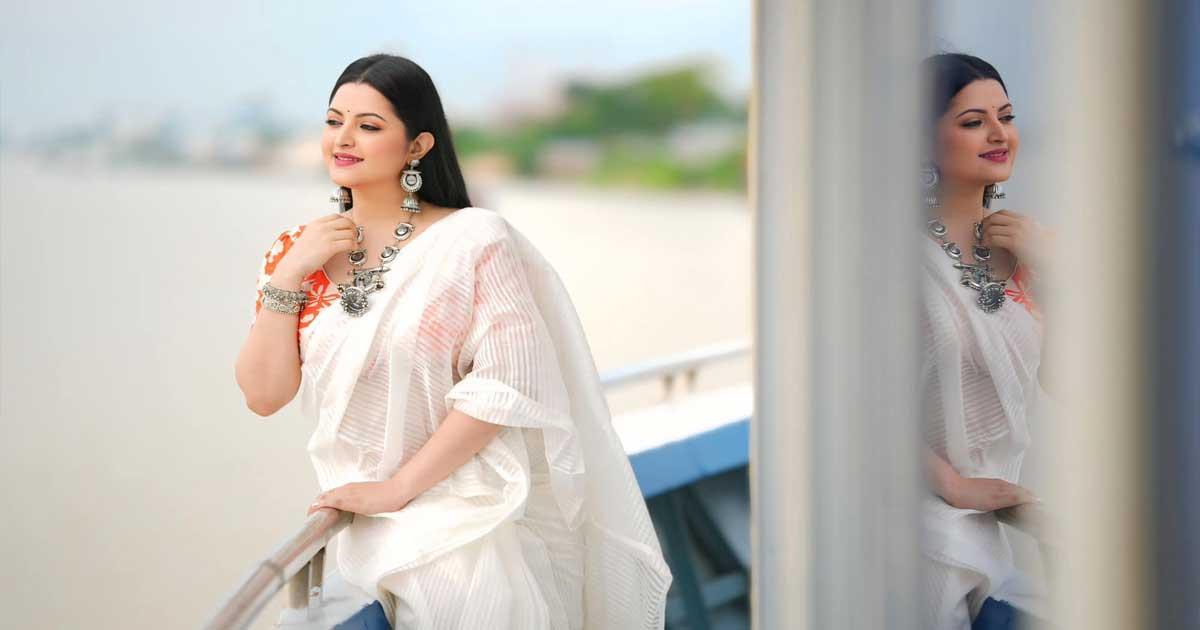 বিরক্ত হয়ে দাঁড়িয়েছেন পরীমণি, আড়াল করতে চান নিজেকে