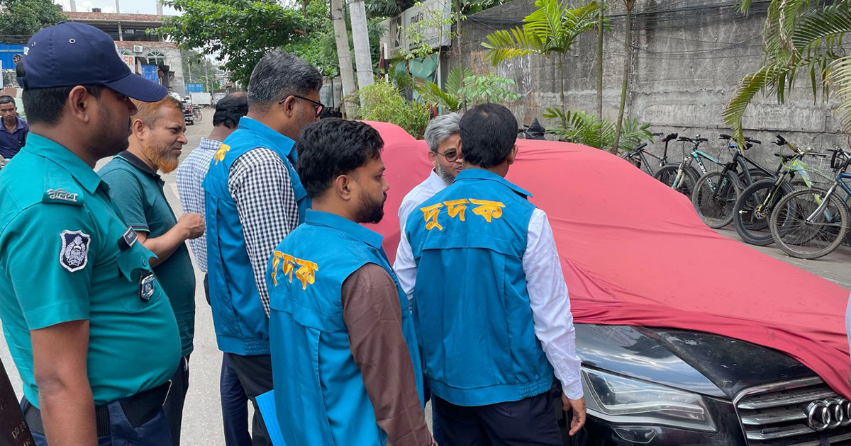 এখনো রাস্তায় পড়ে আছে দামি ব্রান্ডের গাড়িগুলো, মালিক কে?