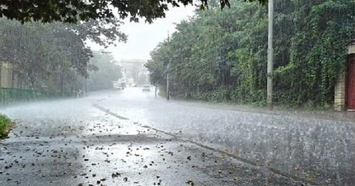 রাজধানীতে তুমুল বৃষ্টি, কমতে পারে তাপমাত্রা