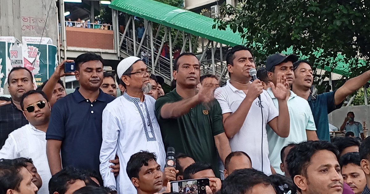 পদত্যাগ না করলে ঢাবি উপাচার্যকে ‘টেনে নামানোর’ হুঁশিয়ারি