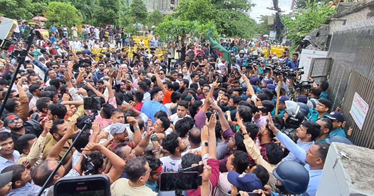 ব্যারিকেড ভেঙে ইসি ভবনের সামনে এনসিপি নেতাকর্মীরা