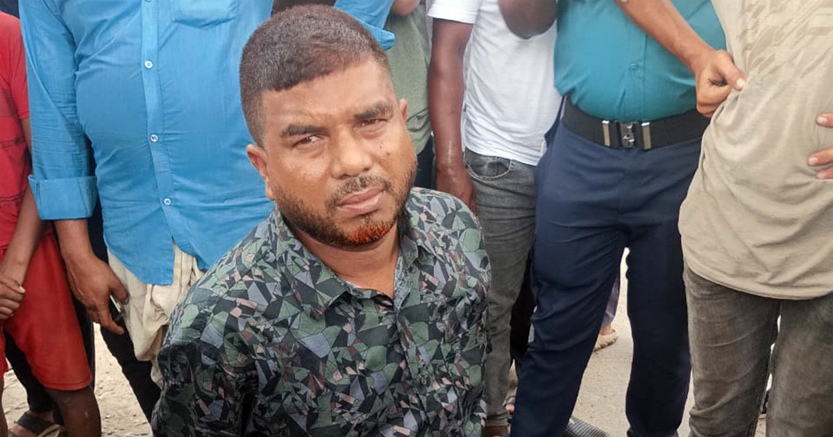 বাস থেকে জাল নোটের চালানসহ ধরা পড়ল খোরশেদ