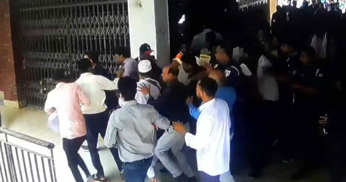 অটোপাসের দাবিতে জাতীয় বিশ্ববিদ্যালয় উপাচার্যের ওপর হামলা