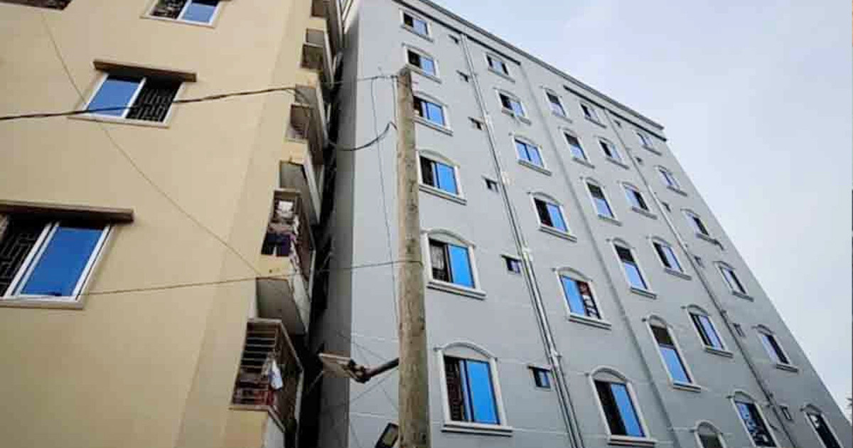 হেলে পড়েছে সাত তলা ভবন