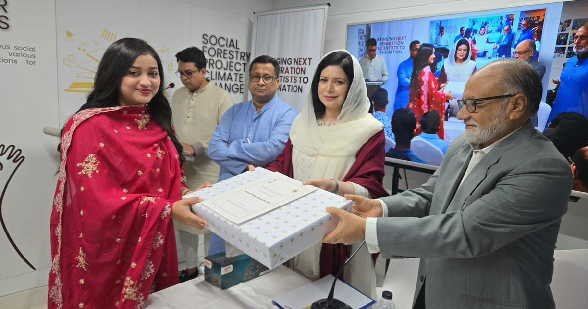 ক্ষুদে বিজ্ঞানীদের উৎসাহ দিলেন ডা. জুবাইদা রহমান