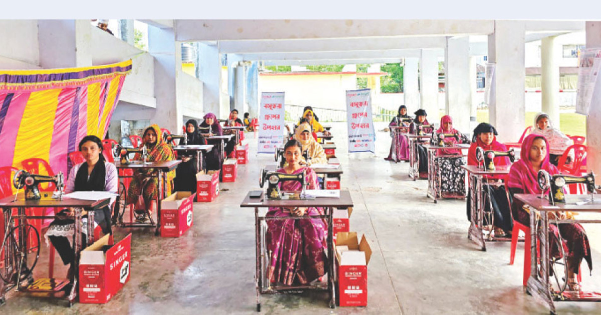 উপকূলীয় দরিদ্র নারীদের বিনামূল্যে প্রশিক্ষণ দিয়ে সেলাই মেশিন দিলো বসুন্ধরা গ্রুপ