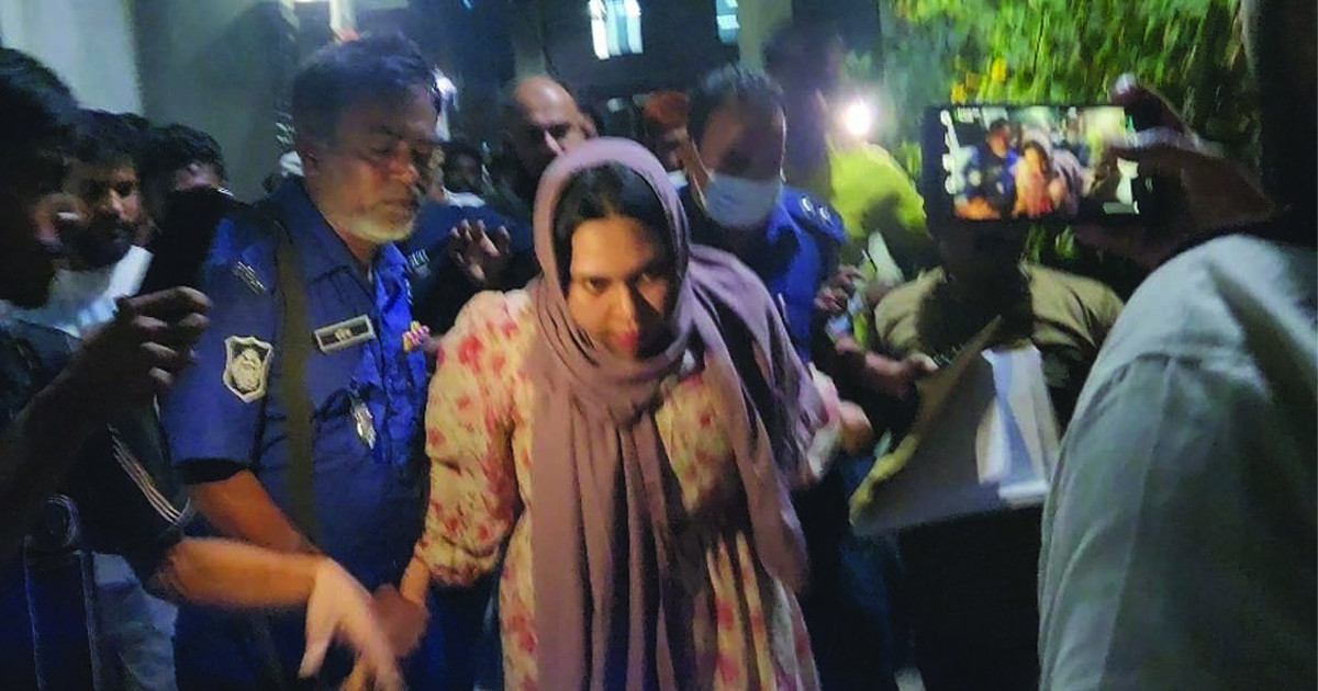 রাতের আঁধারে নিষিদ্ধ আ. লীগ নেত্রীকে ধরে পুলিশে দিলো জনতা