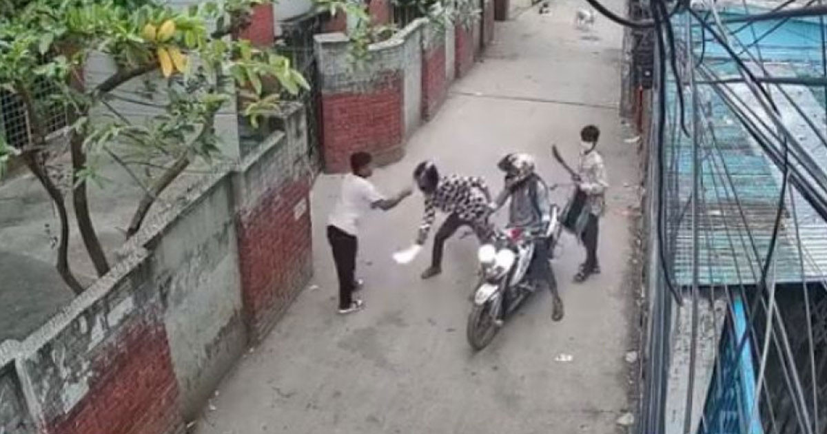 মগবাজারে পথচারীকে চাপাতির কোপ, ফিল্মি কায়দায় লুট
