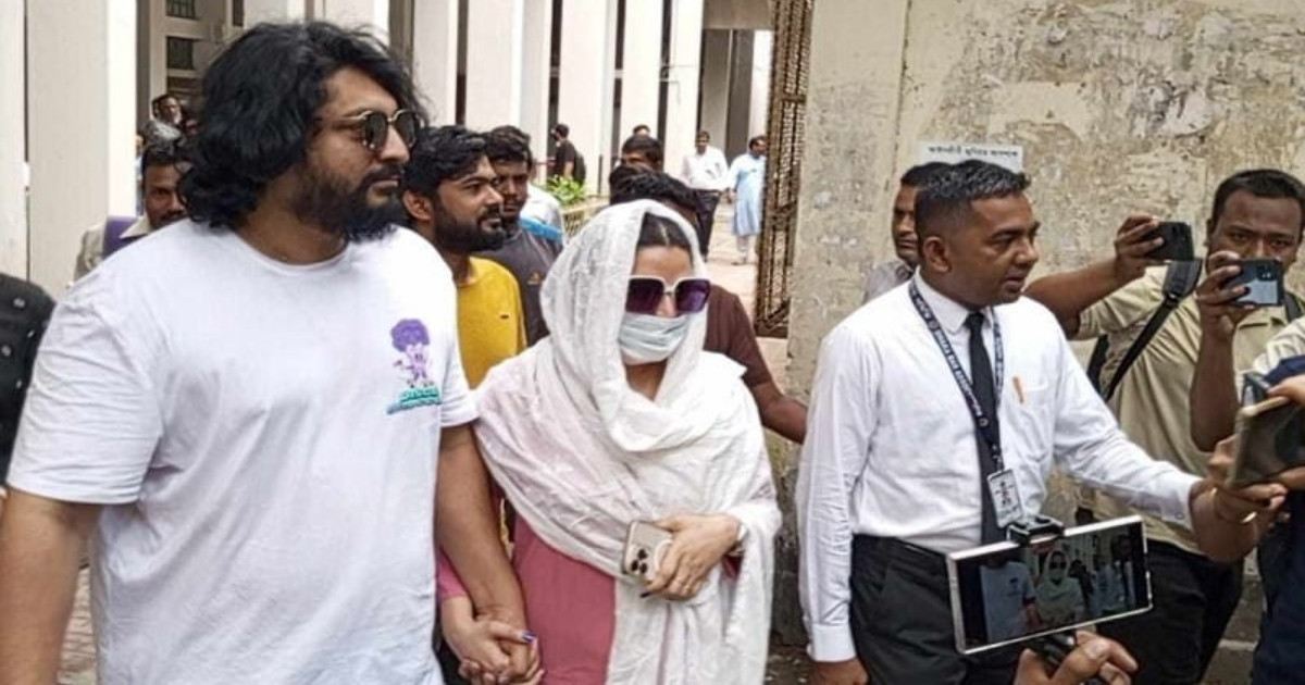 কার হাত ধরে আদালতে পরীমনি!