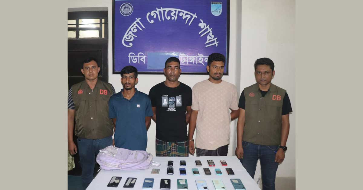বাস ডাকাতি ও শ্লীলতাহানীর ঘটনায় ৩ ডাকাত গ্রেপ্তার, উদ্ধার ১৯ মোবাইল