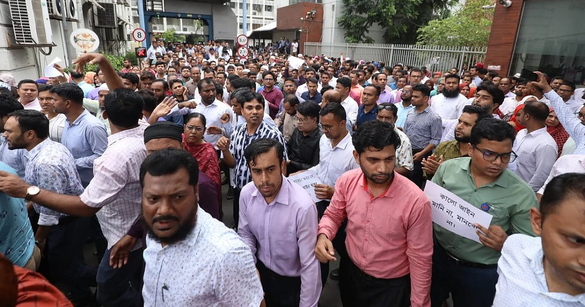 সচিবালয়ে না যাওয়ার হুঁশিয়ারি কর্মচারীদের