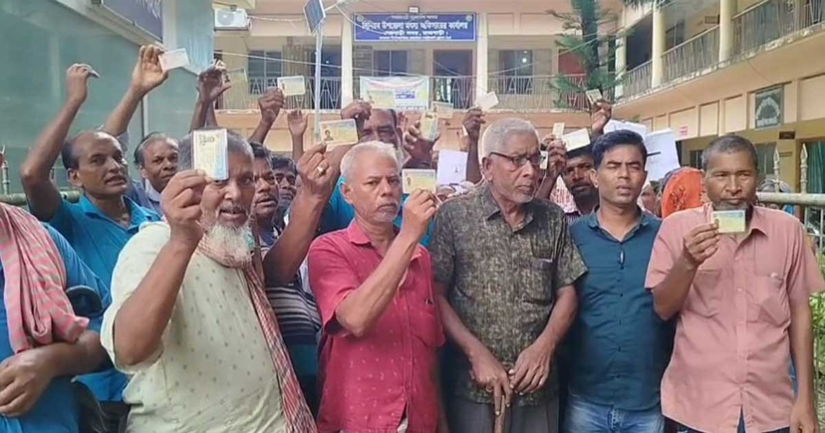 রাজবাড়ীতে চাল না পেয়ে কার্ডধারী জেলেদের বিক্ষোভ