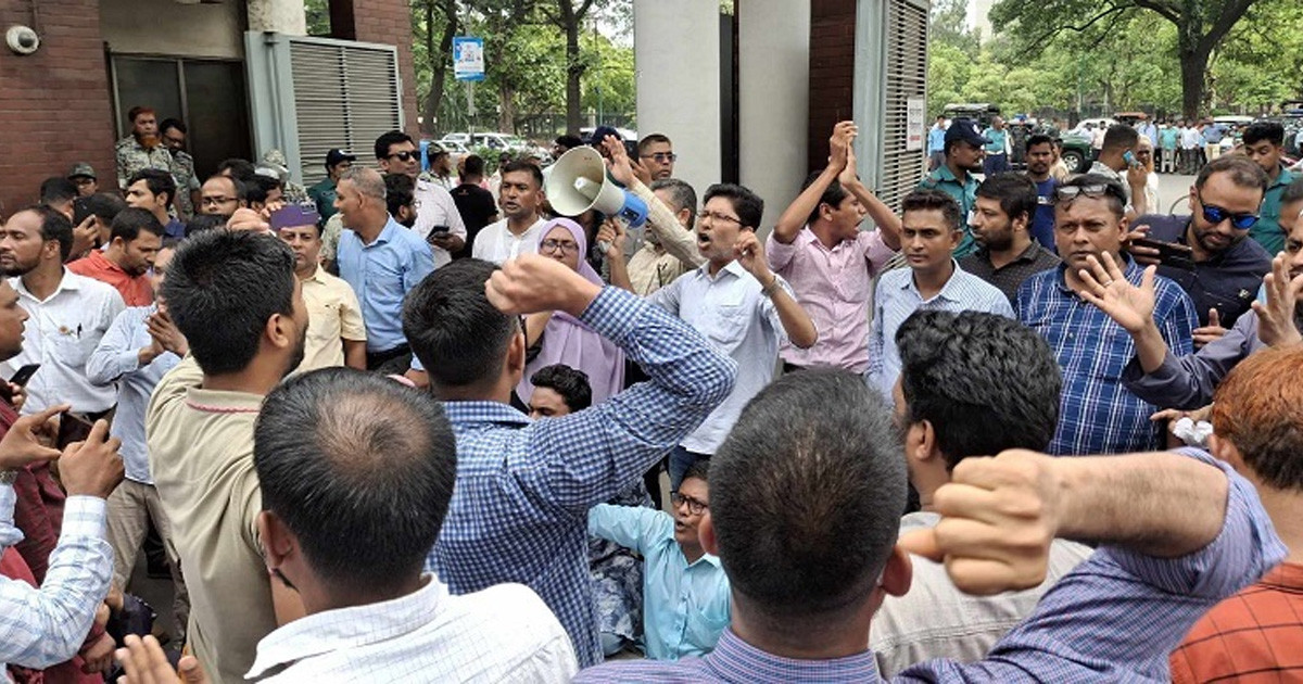 ‘সচিবরা জুলাইয়ের বিরুদ্ধে নেমেছেন, কপালে শনি আছে’