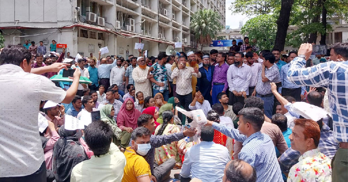 সচিবালয়ের ঘটনা লাইভ করে নিজেরাই ছড়াচ্ছেন কর্মচারীরা