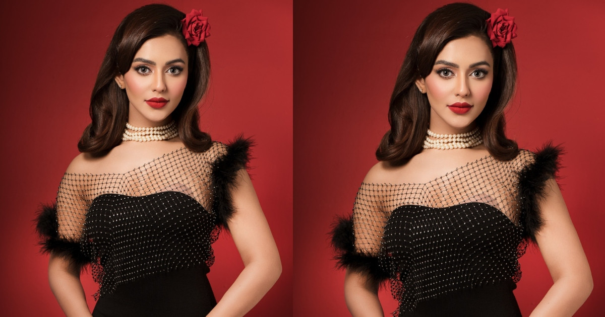 গোলাপ নিয়ে কার জন্য অপেক্ষা নুসরাত ফারিয়ার?
