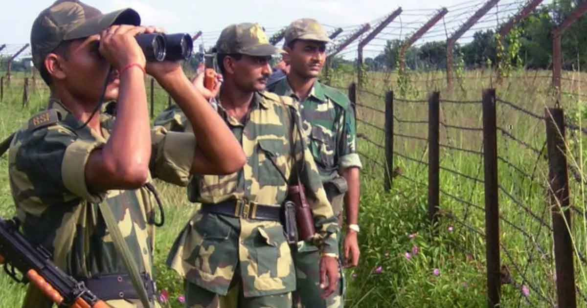 ভারতে প্রবেশকালে চোরাকারবারি আটক