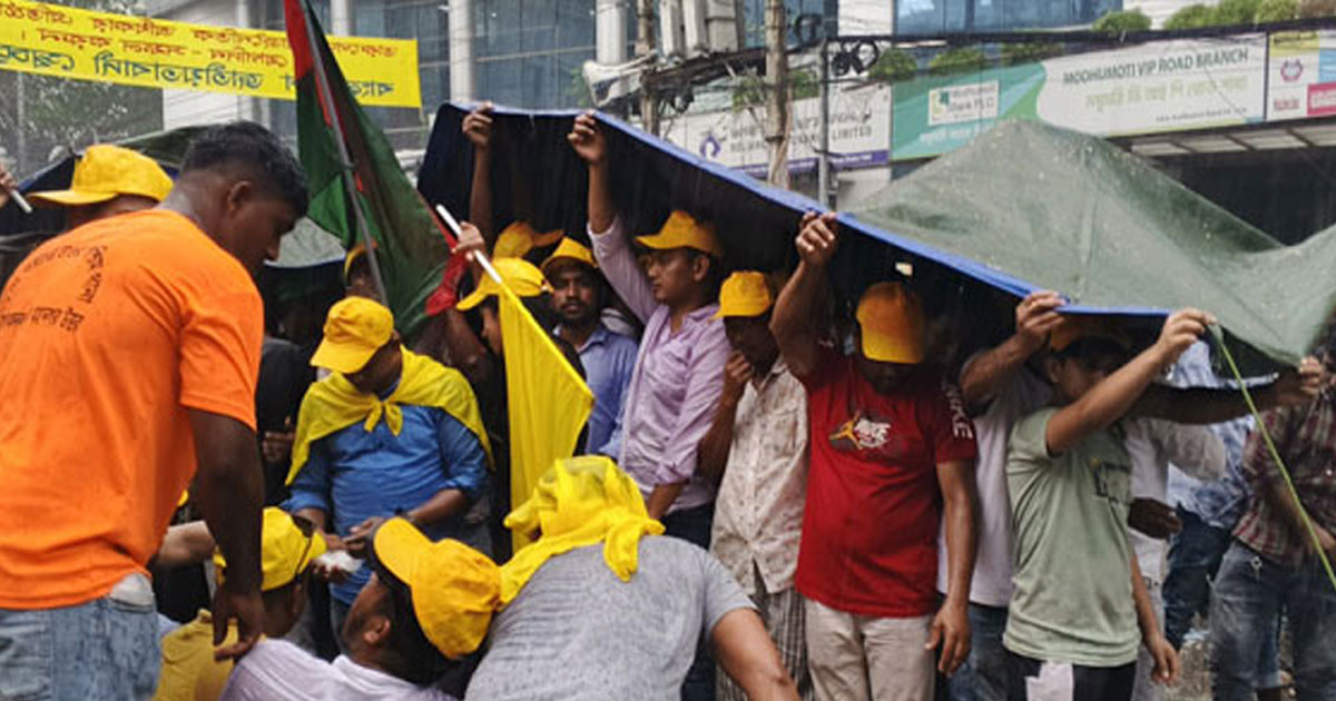 বৃষ্টি উপেক্ষা করে নেতাকর্মীদের স্লোগানে মুখর নয়াপল্টন