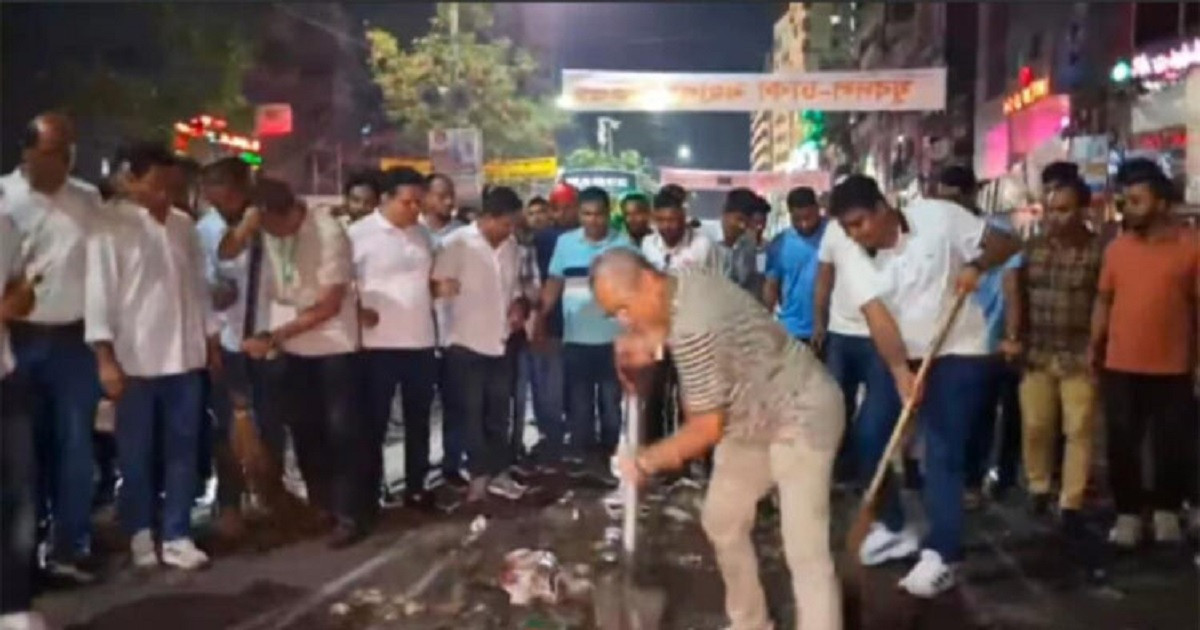 সবাই চলে গেলেও সমাবেশস্থলে রয়ে গেলেন তারা, করছেন সাফাইয়ের কাজ