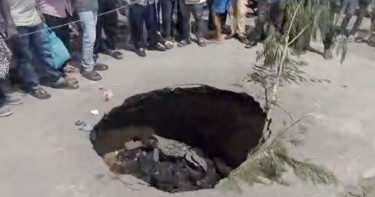 রাজধানীর একটি পয়েন্টে দেবে গেছে রাস্তা, যান চলাচল বন্ধ