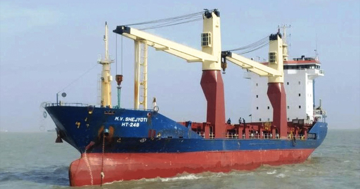 বেতন না পাওয়ায় জাহাজে ডাকাতি, প্রধান প্রকৌশলীসহ আটক ৩