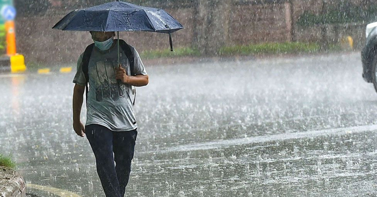 সকাল থেকে ঢাকায় বৃষ্টি, সঙ্গে দমকা হাওয়া
