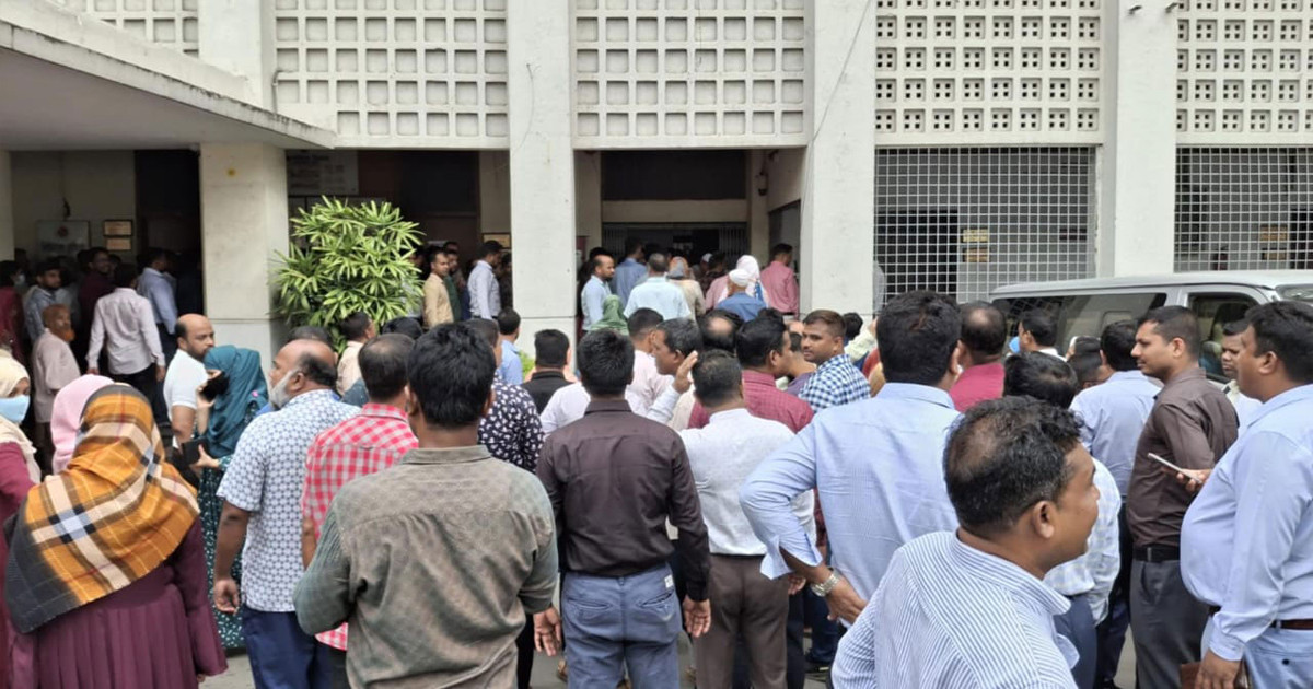 সচিবালয়ে এক ঘণ্টার কর্মবিরতিতে সরকারি কর্মচারীরা