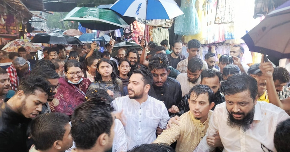 বৃষ্টি উপেক্ষা করেই নেতাকর্মীদের নিয়ে জেনেভা ক্যাম্পে নাহিদ