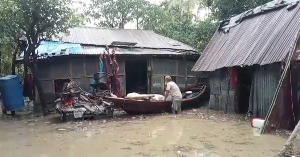লক্ষ্মীপুরে নিম্নাঞ্চল প্লাবিত, রাস্তা ভেঙ্গে যোগাযোগ বিচ্ছিন্ন