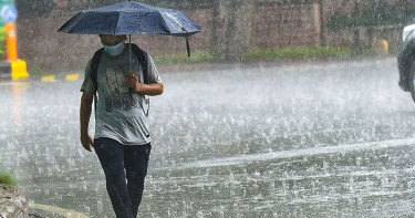 সকাল থেকে ঢাকায় বৃষ্টি, সঙ্গে দমকা হাওয়া