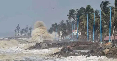 উপকূল অতিক্রম করছে গভীর নিম্নচাপ, ৪ ফুটের বেশি জলোচ্ছ্বাসের শঙ্কা