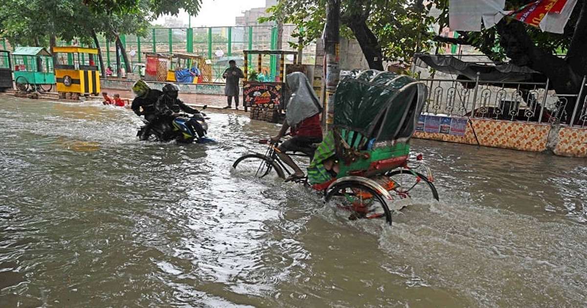 রাজধানীর বিভিন্ন সড়কে জলাবদ্ধতা, ভোগান্তি