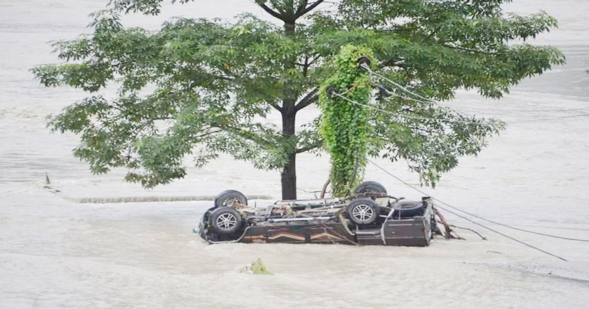সিকিমে পর্যটকবাহী গাড়ি ১ হাজার ফুট নিচে পড়ে নিখোঁজ ৮, চালকের মৃত্যু