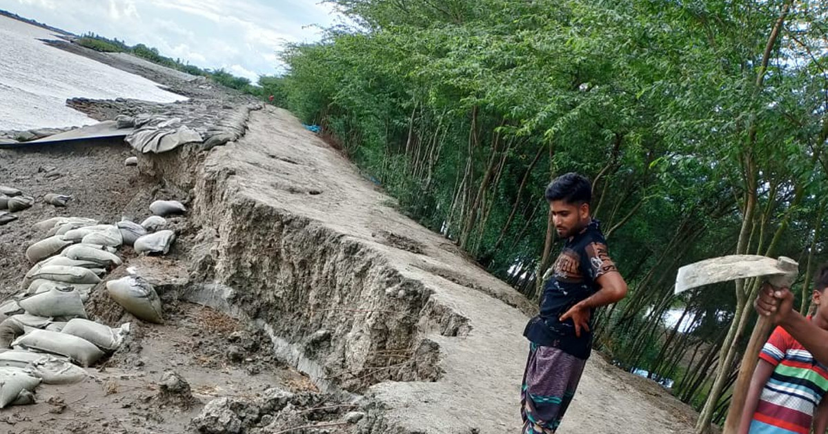 মুর্হূতেই ভেঙে পড়লো বেড়িবাঁধের ৩০০ মিটার, আতঙ্কে ১৫ হাজার মানুষ