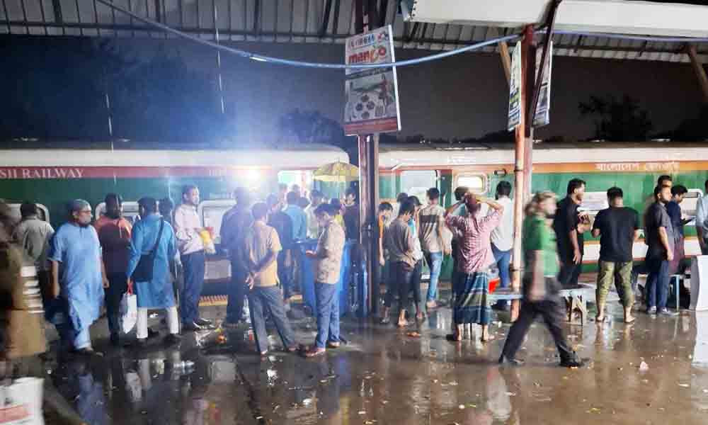 হেড লাইট বিকল, যেভাবে টর্চের আলোয় ১০ কিমি পেরিয়ে স্টেশনে পৌছাল ট্রেন