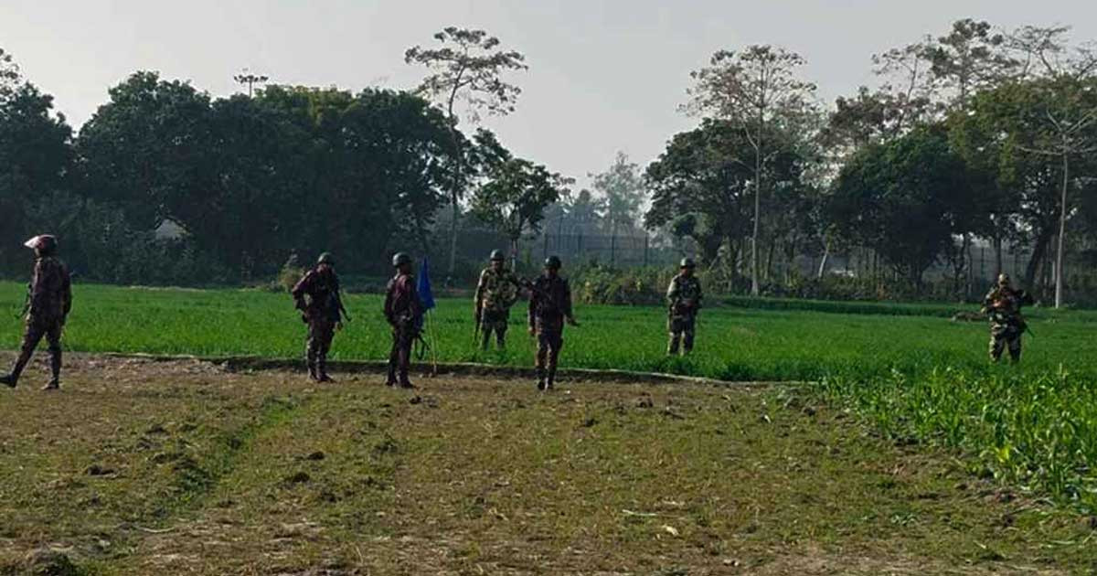 লাইট বন্ধ করে ড্রেন নির্মাণের চেষ্টা, বিজিবির বাধা