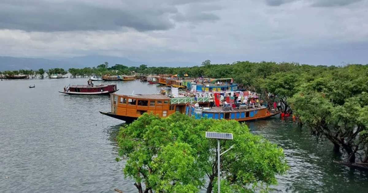 টাঙ্গুয়ার হাওরে পর্যটকবাহী নৌকায় আগুন