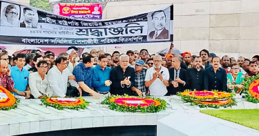জিয়াউর রহমানের মাজারে পেশাজীবীদের পুষ্পস্তবক অর্পণ