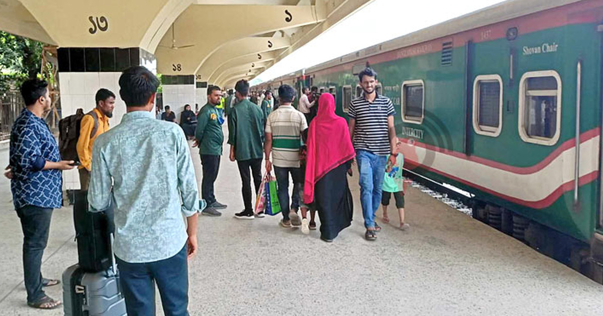 ভোগান্তি ছাড়াই ট্রেনে ঈদযাত্রা শুরু