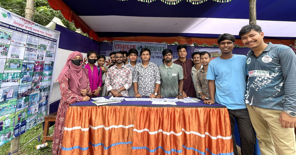 দিনাজপুর সরকারি কলেজে শুভসংঘের হেল্প ডেস্ক: নতুন শিক্ষার্থীদের পাশে মানবিক সহায়তা
