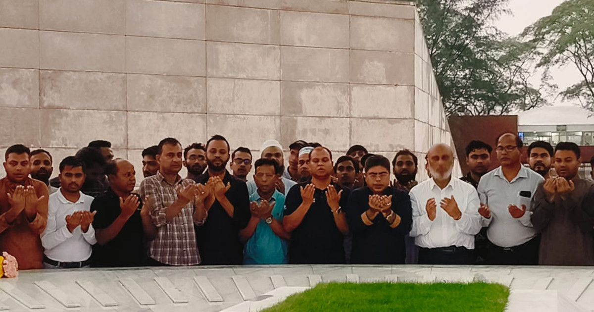 শহীদ জিয়াউর রহমানের সমাধিতে ‘আমারা বিএনপি পরিবার’-এর শ্রদ্ধা নিবেদন