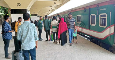 ভোগান্তি ছাড়াই ট্রেনে ঈদযাত্রা শুরু