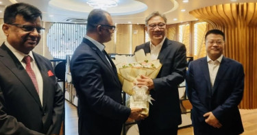 ব্যবসায়ীদের বিশাল বহর নিয়ে ঢাকায় এলেন চীনের বাণিজ্যমন্ত্রী