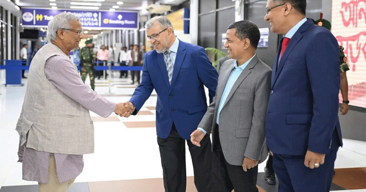 দেশে ফিরেছেন প্রধান উপদেষ্টা